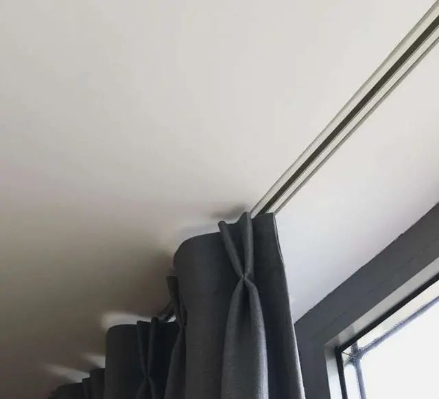 ？近几年流行这样装简洁美观又实用！凯发·k8国际挂窗帘还在用罗马杆(图11)